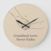 Grandma's Love Never Fades | Minimalist Family Ill ラージ壁時計 (正面)