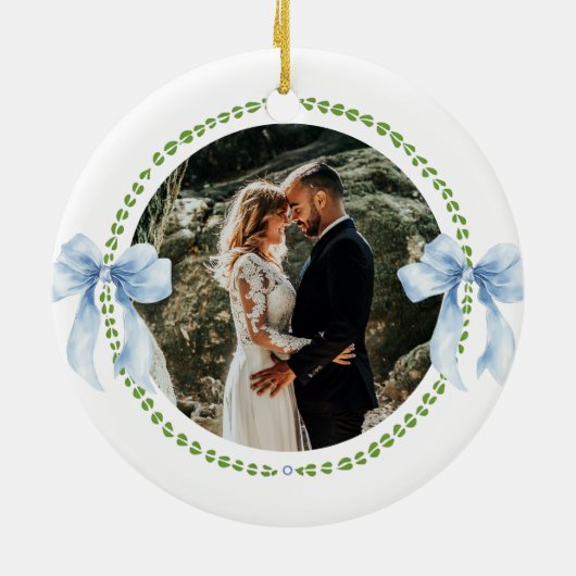 Grandmillenial Bows初めてのクリスマス結婚した写真 セラミックオーナメント (裏面)