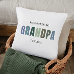 Grandpa EST 2025に昇格 | ソフトパステル クッション<br><div class="desc">この居心地の良い「グランパEST 2025に昇進」装飾用クッションで美しい章の始まりをマーク。ソフトでニュートラルなパステルトーンでデザインされたtouchは、どんな宇宙にも心温まるを加え、初めてのおじいちゃん祝に最適。妊娠のお知らせ、父の日の贈り物、新しい祖父母の家のための子供部屋の装飾として使用されるかどうか、この枕パーソナライズされたは両方と感傷的スタイリッシュである。思カスタマイズ遣いのある贈り物の年か文字を誇らしげに飾る!複数のサイズとファブリックで利用可能。</div>
