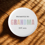 Grandpa EST 2025に昇格 缶バッジ<br><div class="desc">この「グランパEST 2025に昇格」ボタンで魅力的、大きな発表をさらに特別なものにする！きれいな白い基台に優しいパステルカラーでデザインされたこのピンは、初めて、または戻ってくる祖父のための有意義な形見である。ベビーのリビール、妊娠の発表、または赤ちゃんシャワーの好意に最適な、それはパーソナライズし、誇らしげに着用または贈り物に理想的な簡単である。新しい生活と成長する家族のあらゆるお祝いに心温まるtouch。</div>