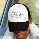 Grandpa EST Hatに昇格 | 新しいおじいちゃんギフト キャップ<br><div class="desc">この祝「グランドパEST 2025に昇進」レトロなトラック運転手ハットとスタイルの大きなニュース！このおもしろいとモダン帽子は、初めての祖父や祖父の存在のための完璧な贈り物を作る。妊娠のお知らせ、父の日、または単に驚きの明らかにであるかどうか、この帽子は先の新しい章のための思慮深くウェアラブルな形見である。・調節可能なスナップクロージャで快適なメッシュバックはっきりした・タイポグラフィ付き白黒デザインモダン・軽量で通気性に優れ素晴らし、日々の衣服に最適・ベビーのお知らせ、新しいおじいちゃんギフト、家族の写真に最適おもしろい方法「あなたはおじいちゃんになる！」</div>