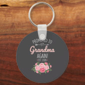 Grandparent Promoted To Grandma Again Est. 2026, N キーホルダー (正面)