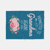 Grandparent Promoted To Grandma Again Est. 2026, N フリースブランケット (正面(横))