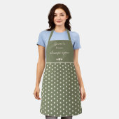 Gran's Kitchen Always Open Olive Green Polka Dot エプロン (着用した状態)