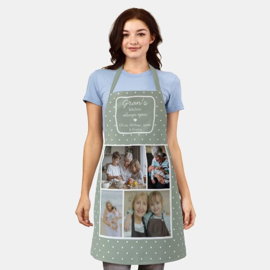Gran's Kitchen Always Open Sage Green Dots Photo エプロン (着用した状態)