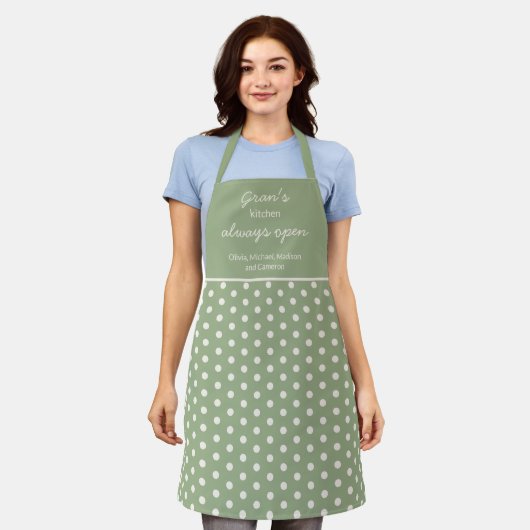 Gran's Kitchen Always Open Sage Green Polka Dot エプロン (着用した状態)
