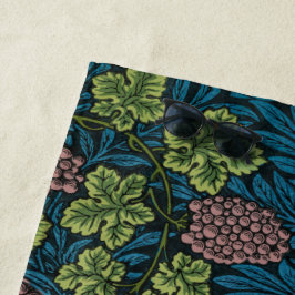  Grapevines with clusters of pink grapes  ビーチタオル