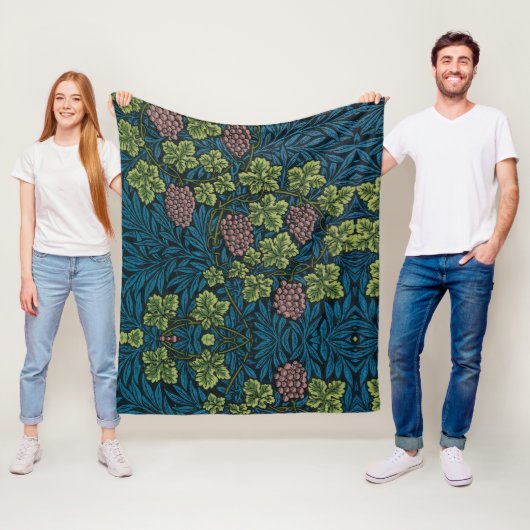  Grapevines with clusters of pink grapes  フリースブランケット (インサイチュ)