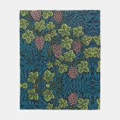  Grapevines with clusters of pink grapes  フリースブランケット (正面)