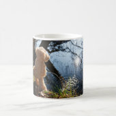 Grappige beer die ondeugend plast. コーヒーマグカップ (中央)