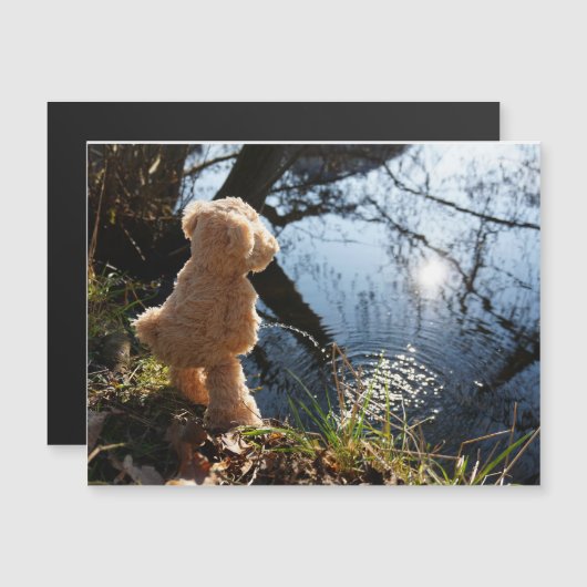 Grappige beer die ondeugend plast. マグネット招待状 (正面/裏面)