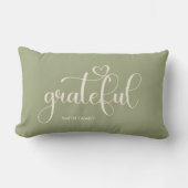 Grateful Personalized Family Name Sage Green ランバークッション (正面)