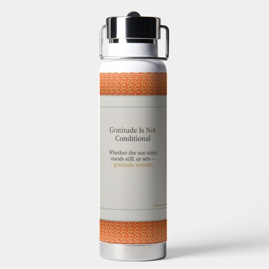 Gratitude Remains Gratitude Beyond the Clock ウォーターボトル (背面)