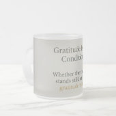Gratitude Remains: Wherever You Stand, Be Grateful フロストグラスマグカップ (正面左)