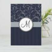GrayおよびNavyフローラWispsおよびMonogramストライプ付き 招待状 (スタンド正面)