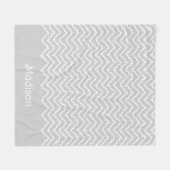 Gray And White Squiggly Chevron Zigzag Pattern フリースブランケット (正面(横))