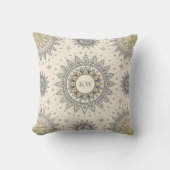 Gray Gold Mandala Pattern Monogram クッション (正面)