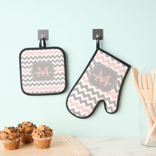 Gray Pink Chevron Monogram Potholder Set 鍋つかみ&鍋敷きセット (インサイチュ (吊り下げ))