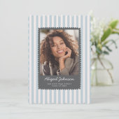 Gray Scalloped Graduation Photo Announcement 招待状 (スタンド正面)