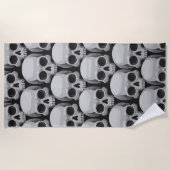 Gray Skull Pattern – Minimal Gothic Design ビーチタオル (正面)