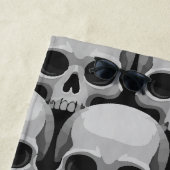 Gray Skull Pattern – Minimal Gothic Design ビーチタオル (インサイチュ)