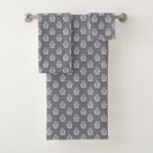 Gray towels with ornate, white paisley patterns  バスタオルセット (インサイチュ)