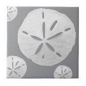 Gray & White Tropical Beach Sand Dollar タイル (正面)