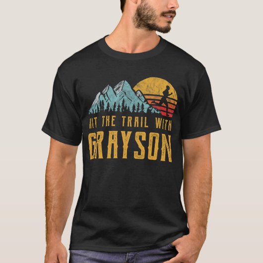GRAYSON ランニングStreet's – 家族の名前でトレイルをヒット Tシャツ (正面)