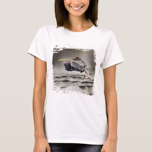 Great Blue Heron Dancing over the Water Wildlife Tシャツ (正面)