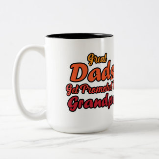 Great Dads Get Promoted To Grandpa Retro Typograph ツートーンマグカップ