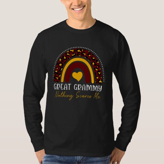 Great Grammy Nothing Scares Me Cute Leopard Rainbo Tシャツ (正面)