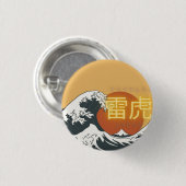 Great Wave & Neon Kanji – Retro Japanese Fuji Des 缶バッジ (正面&裏面)