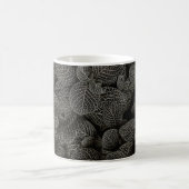 GREEN AND BROWN PINE CONES コーヒーマグカップ (中央)