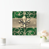 Green and Gold Filigree Swirls Fleur de Lis スクエア壁時計 (ホーム)