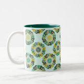 Green and Teal Modern Geometric Flower Pattern ツートーンマグカップ (左)