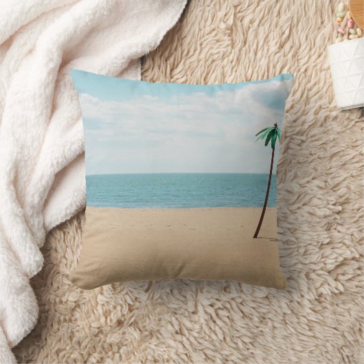 Green artificial palm tree on seashore クッション (ブランケット)
