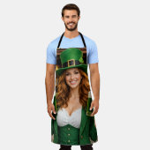 Green Beer Irish All-Over Print Apron エプロン (着用した状態)