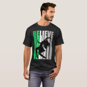 Green Believe Motivating Girls Dance Retro Graphic Tシャツ (正面フル)