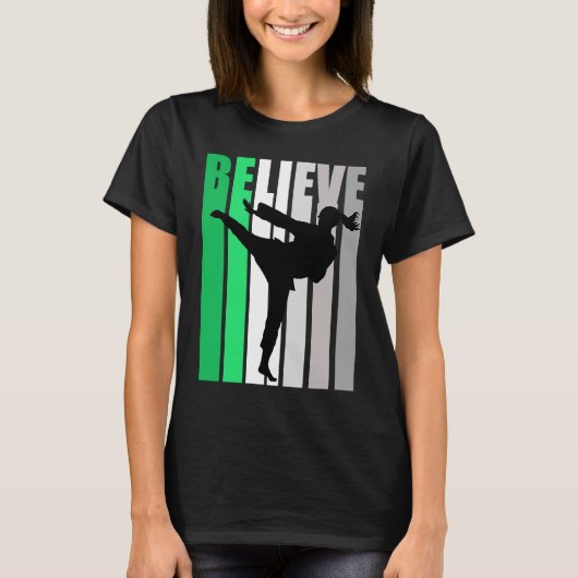 Green Believe Motivating Girls Karate Retro Graphi Tシャツ (正面)