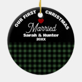 Green & Black Plaid Our 1st Christmas Married セラミックオーナメント (裏面)