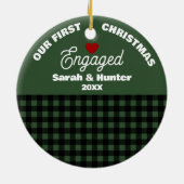 Green & Black Plaid Our First Christmas Engaged セラミックオーナメント (裏面)