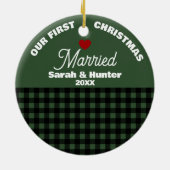 Green & Black Plaid Our First Christmas Married セラミックオーナメント (裏面)