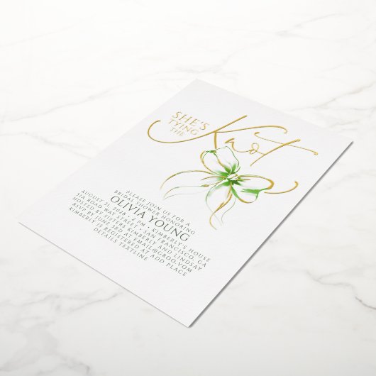Green Bow She's Tying The Knot Bridal Shower 箔招待状 (回転した状態)