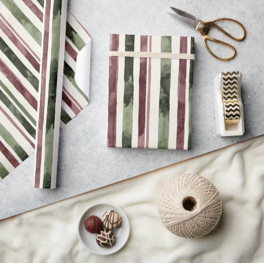 Green Burgundy Stripes Christmas ラッピングペーパー (クラフト)