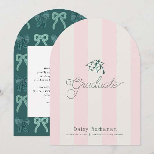 Green Cap Pink Stripes Bow Graduation Announcement 招待状 (正面/裏面)