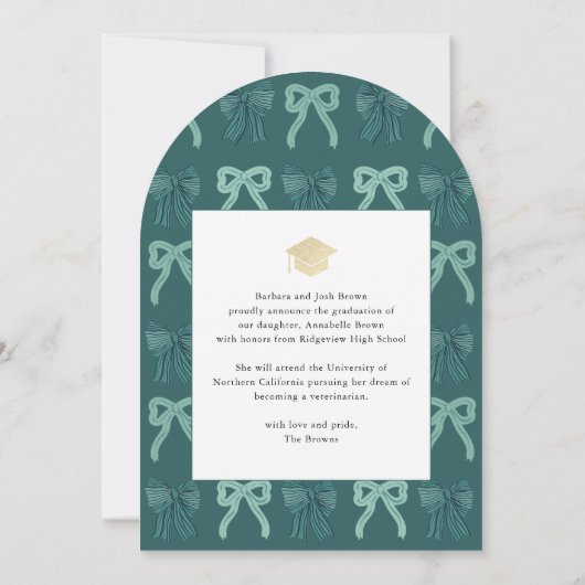 Green Cap Pink Stripes Bow Graduation Announcement 招待状 (裏面)