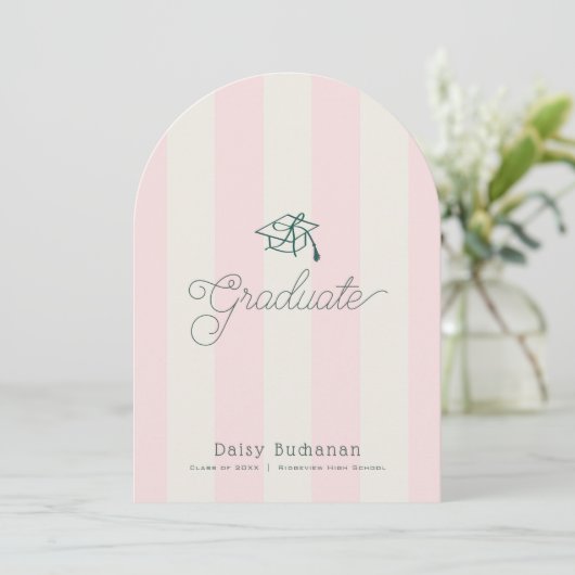 Green Cap Pink Stripes Bow Graduation Announcement 招待状 (スタンド正面)