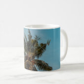 Green coconut tree under blue sky コーヒーマグカップ (正面右)