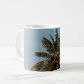 Green coconut tree under blue sky コーヒーマグカップ (正面左)