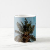 Green coconut tree under blue sky コーヒーマグカップ (中央)